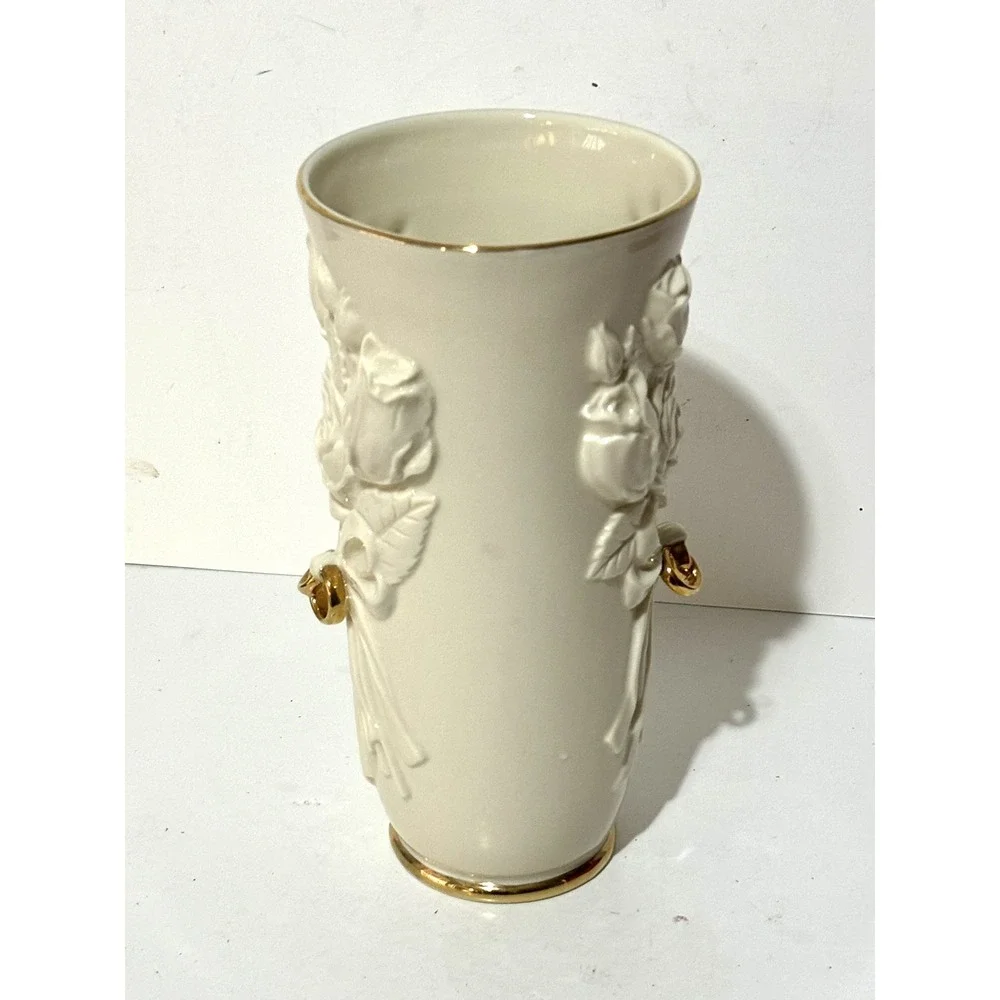 LENOX WEDDING VASE WITH ROSES AND GOLD RINGS DESIGN
